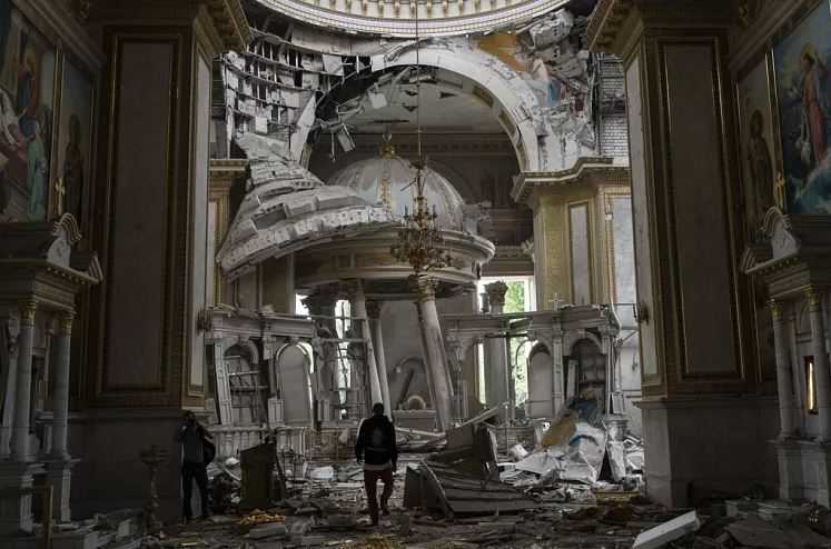 Zelenskyy Kunjungi Katedral Odesa yang Hancur Digempur Rusia