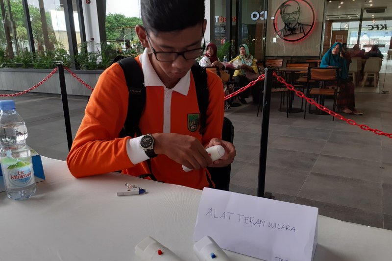 Mahasiswa Politeknik Batam berinovasi untuk membuat dan mengembangkan sebuah alat terapi yang ditujukan kepada para tuna wicara.